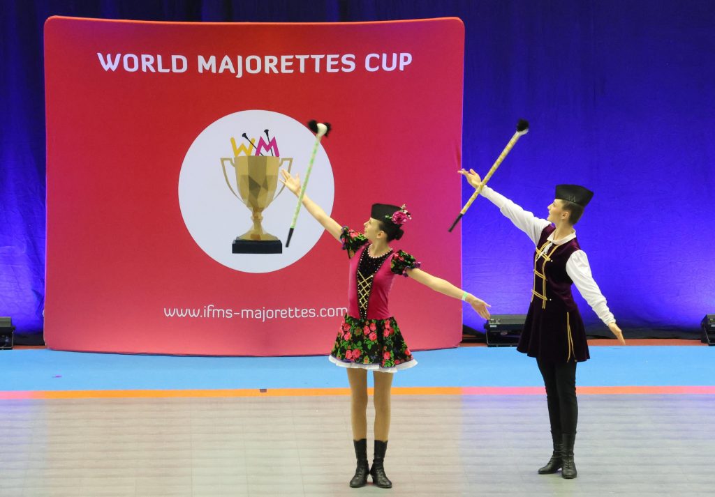 Dwie tancerki z buławami